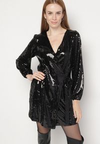 Born2be - Czarna Cekinowa Sukienka o Kopertowym Kroju z Wiązaniem w Talii Eprelle. Okazja: na imprezę. Kolor: czarny. Długość rękawa: długi rękaw. Wzór: aplikacja, gładki. Typ sukienki: kopertowe. Styl: elegancki #3