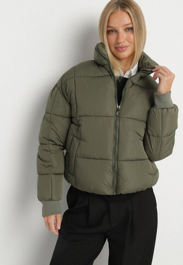 Born2be - Ciemnozielona Pikowana Kurtka Puffer o Prostym Kroju ze Ściągaczami przy Rękawach Suzzana. Okazja: na co dzień, na spacer. Kolor: zielony. Materiał: jeans, poliester. Styl: casual, elegancki