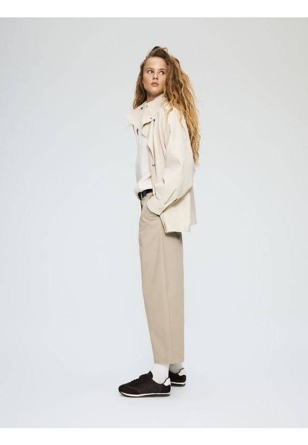 Reserved - Spodnie barrel leg z paskiem - beżowy. Kolor: beżowy. Materiał: bawełna