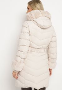 Born2be - Jasnobeżowa Pikowana Kurtka Zimowa z Paskiem i Futerkowymi Obszyciami z Możliwością Odpięcia Hedirra. Okazja: na co dzień. Kolor: beżowy. Materiał: jeans. Sezon: zima. Styl: casual, elegancki #4