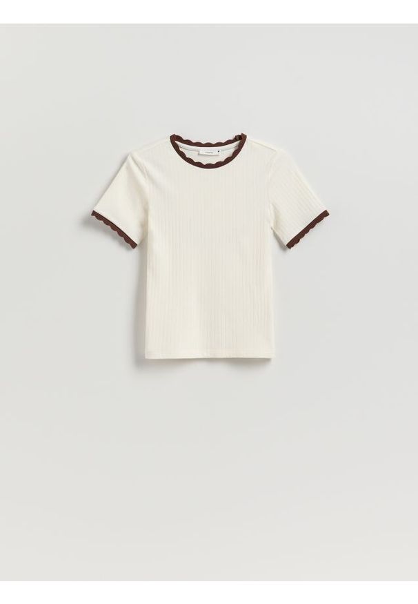 Reserved - T-shirt z ozdobną lamówką - złamana biel. Materiał: wiskoza, dzianina
