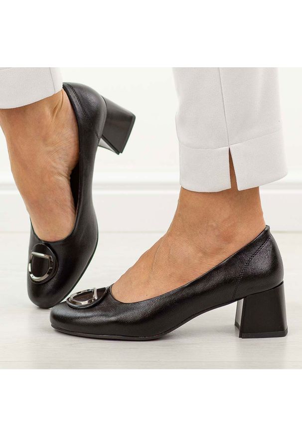 Czarne czółenka damskie na obcasie Jezzi asa281-4. Nosek buta: okrągły. Kolor: czarny. Szerokość cholewki: normalna. Wzór: aplikacja. Materiał: skóra. Sezon: wiosna, jesień, lato. Obcas: na obcasie. Styl: elegancki, klasyczny, wizytowy. Wysokość obcasa: średni