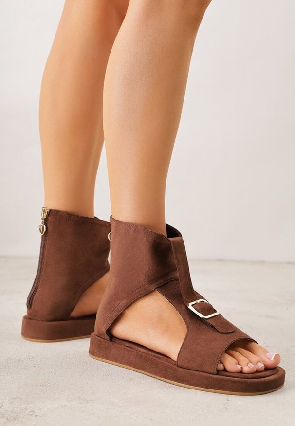 Renee - Brązowe Sandały Typu Botki Ozdobione Metaliczną Klamrą z Przodu Adrasaia. Zapięcie: klamry. Kolor: brązowy. Wzór: aplikacja. Sezon: lato