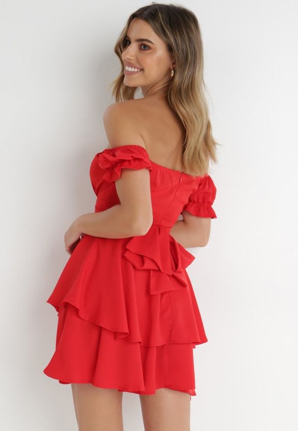 Born2be - Czerwona Sukienka Aikialla. Typ kołnierza: kołnierz z falbankami. Kolor: czerwony. Materiał: materiał, tkanina. Wzór: aplikacja, jednolity, gładki. Długość: mini