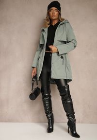 Renee - Zielona Kurtka Typu Parka z Kapturem o Klasycznym Kroju Tulania. Okazja: na co dzień, na spacer. Typ kołnierza: kaptur. Kolor: zielony. Materiał: jeans. Styl: klasyczny #5