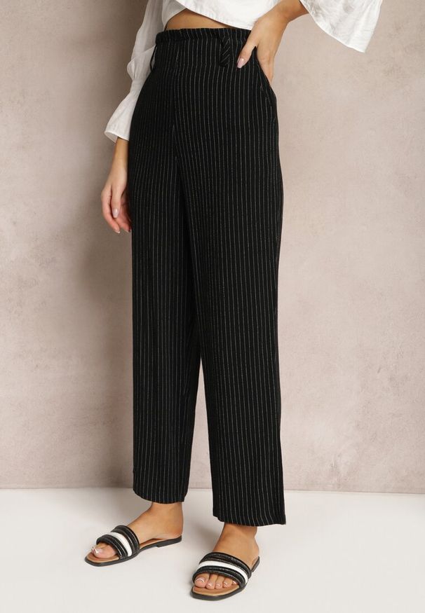 Renee - Czarne Spodnie Regular w Prążki High Waist Sallamia. Okazja: na co dzień. Stan: podwyższony. Kolor: czarny. Materiał: tkanina. Wzór: prążki. Styl: klasyczny, casual, elegancki