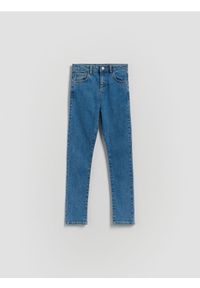 Reserved - Jeansy slim fit z guzikiem w serce - niebieski. Kolor: niebieski