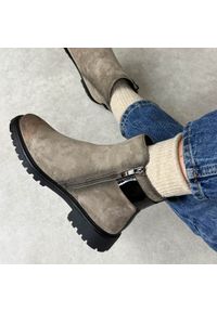 POTOCKI - Khaki botki damskie na traperze Potocki 19314. Okazja: na co dzień. Nosek buta: okrągły. Kolor: brązowy. Materiał: zamsz. Szerokość cholewki: normalna. Wzór: aplikacja. Sezon: zima, jesień. Styl: casual, klasyczny #1