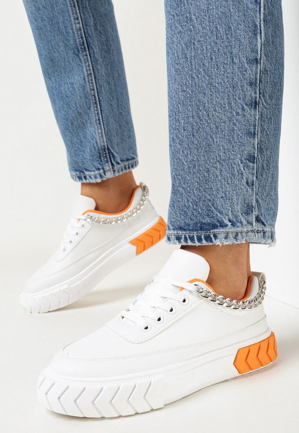 Born2be - Biało-Pomarańczowe Sneakersy na Platformie z Łańcuszkiem Jaolisa. Kolor: pomarańczowy, biały. Obcas: na platformie