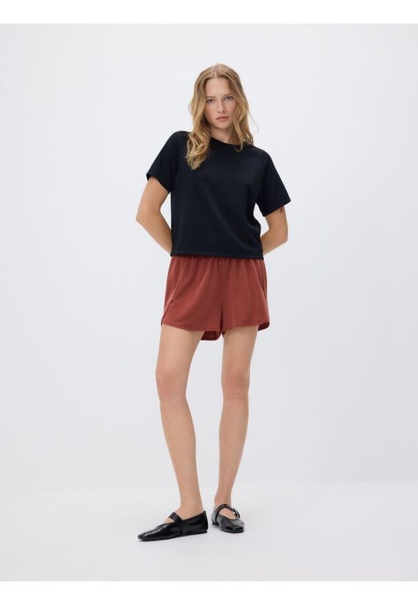 Reserved - Gładkie szorty z modalem - miedziany. Kolor: brązowy. Materiał: tkanina. Wzór: gładki