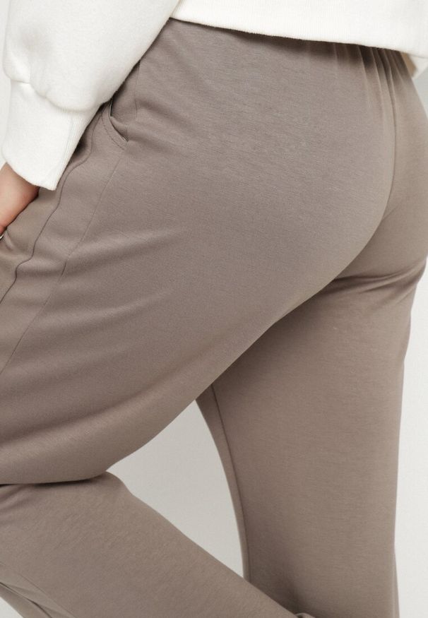 Born2be - Brązowe Dresowe Spodnie o Szerokim Kroju z Wysokim Stanem ze Sznurkiem Zaliona. Stan: podwyższony. Kolor: brązowy. Materiał: dresówka. Styl: sportowy, klasyczny, elegancki