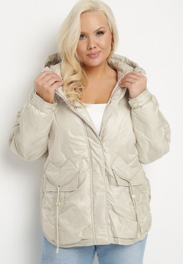Born2be - Beżowa Kurtka Pikowana z Kapturem i Kieszeniami o Pudełkowym Kroju Eravinna. Okazja: na spacer. Typ kołnierza: kaptur. Kolekcja: plus size. Kolor: beżowy. Długość rękawa: długi rękaw. Długość: długie. Wzór: aplikacja