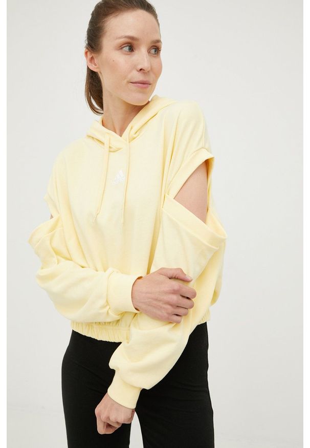 Adidas - adidas bluza damska kolor żółty z kapturem gładka. Typ kołnierza: kaptur. Kolor: żółty. Materiał: bawełna. Długość rękawa: długi rękaw. Długość: długie. Wzór: gładki