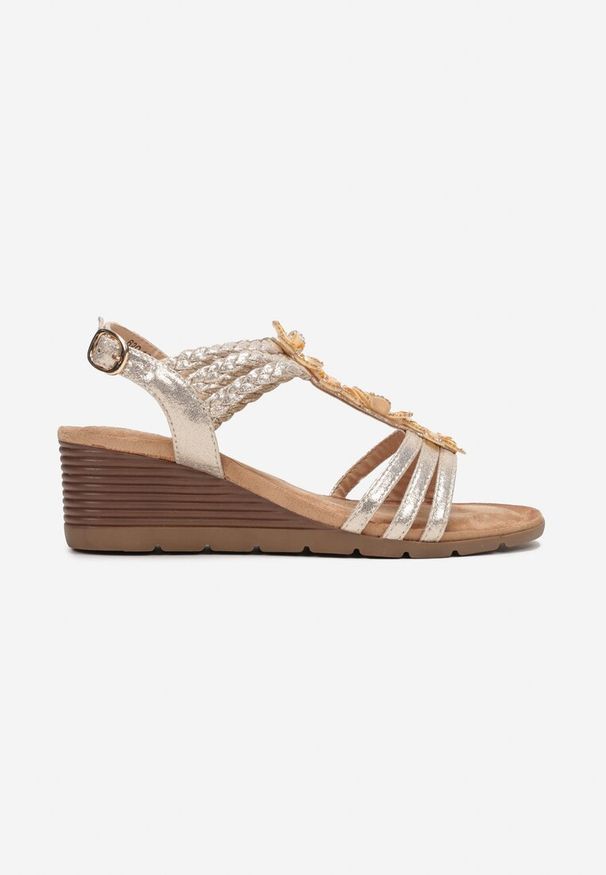 Renee - Złote Sandały w Stylu Boho z Plecionymi Paskami i Cyrkoniami na Koturnie Misolle. Zapięcie: pasek. Kolor: złoty. Wzór: kwiaty. Obcas: na koturnie. Styl: boho