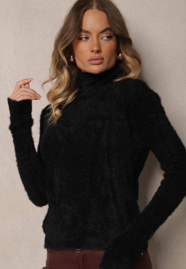 Renee - Czarny Casualowy Golf z Wełną Nomilae. Okazja: na co dzień. Typ kołnierza: golf. Kolor: czarny. Materiał: wełna. Styl: casual