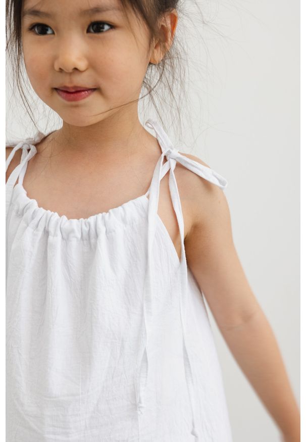 Marsala - MINI bluzka BAWEŁNIANA z wiązaniem na ramionach w kolorze CLASSIC WHITE - DAFNE-128-134 (8-9). Kolor: biały. Materiał: bawełna. Długość rękawa: na ramiączkach. Wzór: gładki. Sezon: lato