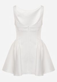 Born2be - Biała Elegancka Sukienka o Rozkloszowanym Kroju Bez Rękawów Eupene. Okazja: na co dzień. Kolor: biały. Długość rękawa: bez rękawów. Typ sukienki: proste, rozkloszowane. Styl: elegancki #6