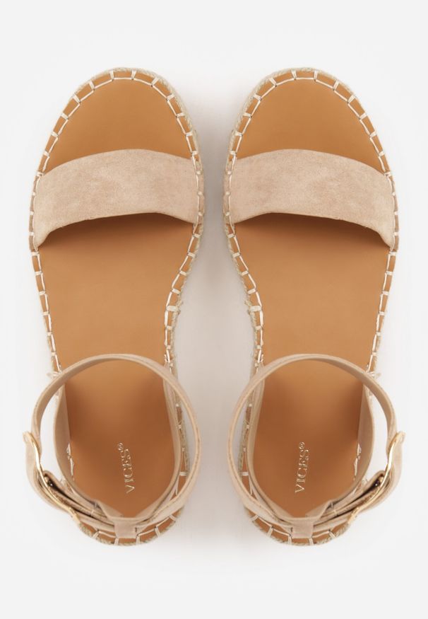 Born2be - Ciemnobeżowe Sandały VICES z Ozdobną Klamrą i Jutową Platformą Riseth. Okazja: na co dzień. Zapięcie: klamry. Kolor: beżowy. Obcas: na platformie. Styl: elegancki, casual