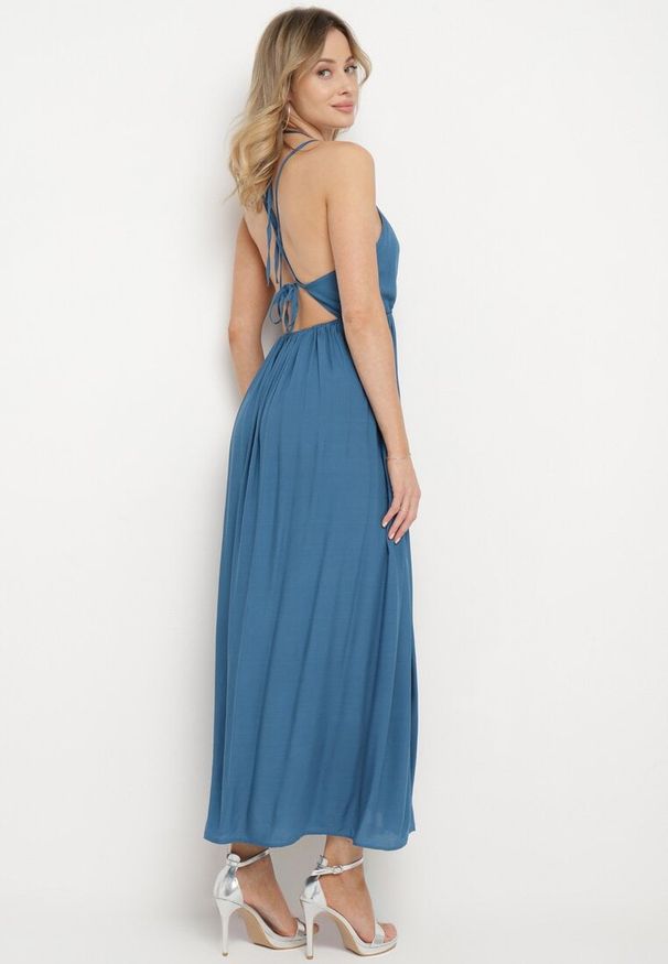 Born2be - Granatowa Sukienka Wiskozowa Rozkloszowana z Wiązaniem na Szyi Frines. Okazja: na imprezę. Kolor: niebieski. Materiał: wiskoza. Wzór: aplikacja. Sezon: lato. Typ sukienki: rozkloszowane. Styl: elegancki