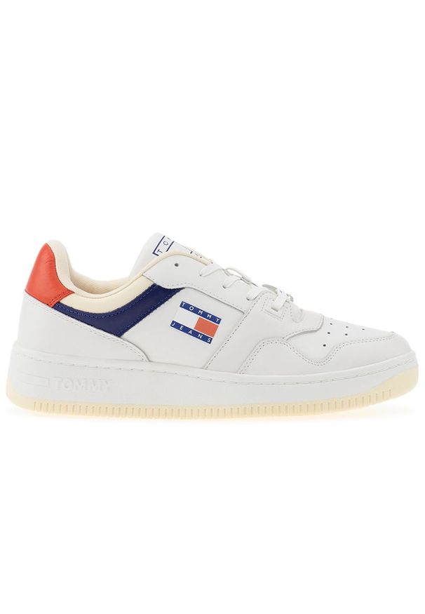 Buty Tommy Jeans Premium Leather Basketball EM0EM01216-0GY - białe. Okazja: na co dzień. Zapięcie: sznurówki. Kolor: biały. Materiał: guma, skóra, poliester, kauczuk. Szerokość cholewki: normalna. Wzór: aplikacja. Sport: koszykówka