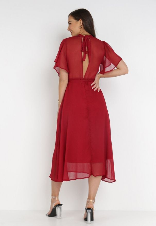 Born2be - Bordowa Sukienka o Rozkloszowanym Kroju z Wiązaniem Acsophia. Kolor: czerwony. Materiał: materiał, tkanina. Długość rękawa: krótki rękaw. Styl: wizytowy, elegancki. Długość: midi