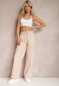 Renee - Jasnoróżowe Bojówki Spodnie z Gumką w Pasie z Szerokimi Nogawkami ze Ściągaczami Nellava. Okazja: na co dzień. Kolor: różowy. Styl: casual, elegancki