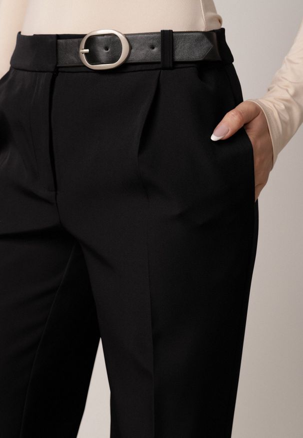 Born2be - Czarne Garniturowe Spodnie VICES na Kant z Wszytym Paskiem z Klamrą Azivore. Okazja: na co dzień, na spotkanie biznesowe. Kolor: czarny. Styl: casual, biznesowy, elegancki