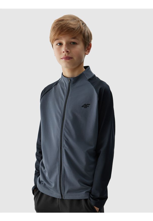 4f - Bluza sportowa rozpinana chłopięca - szara. Typ kołnierza: bez kaptura, kołnierzyk stójkowy. Kolor: szary. Materiał: włókno, elastan, dzianina, materiał, syntetyk. Długość rękawa: raglanowy rękaw. Wzór: gładki, jednolity, ze splotem. Styl: sportowy