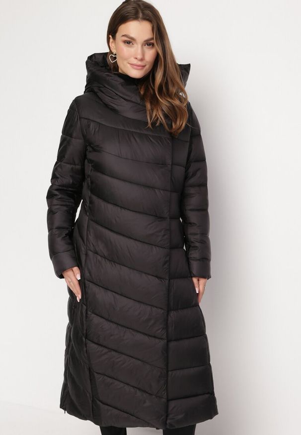 Born2be - Czarna Długa Pikowana Kurtka Płaszcz z Kapturem i Ozdobnymi Suwakami Vlemika. Typ kołnierza: kaptur. Kolor: czarny. Długość: długie