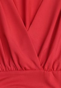 Born2be - Czerwona Sukienka Kopertowa Taliowana Maecenus. Okazja: na co dzień. Typ kołnierza: dekolt w serek. Kolor: czerwony. Materiał: wiskoza. Typ sukienki: kopertowe. Styl: casual, elegancki #8