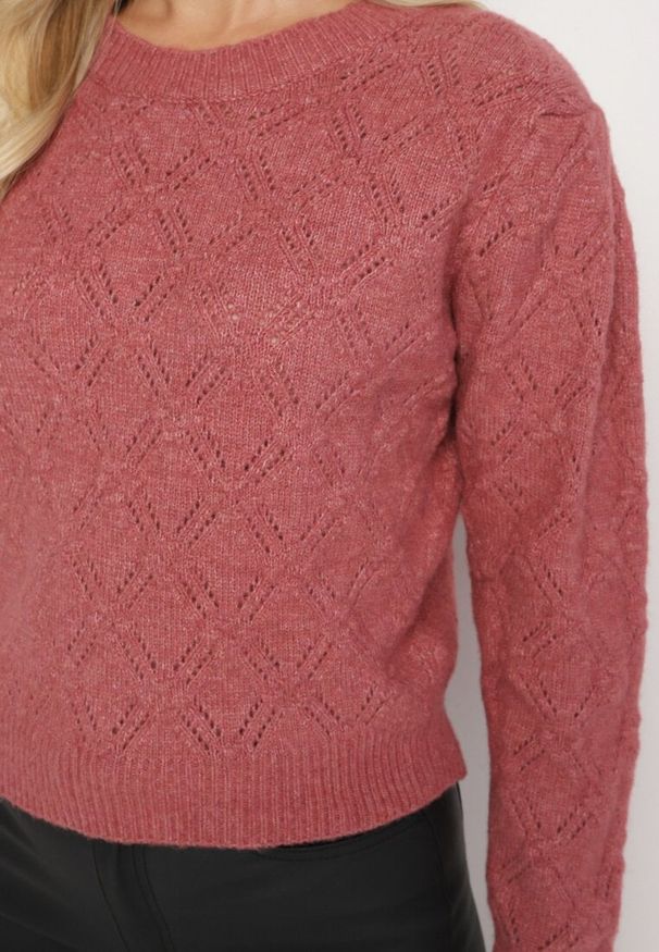 Born2be - Różowy Klasyczny Sweter Ozdobiony Tłoczeniem Derista. Okazja: na co dzień. Kolor: różowy. Materiał: jeans. Wzór: aplikacja. Styl: klasyczny