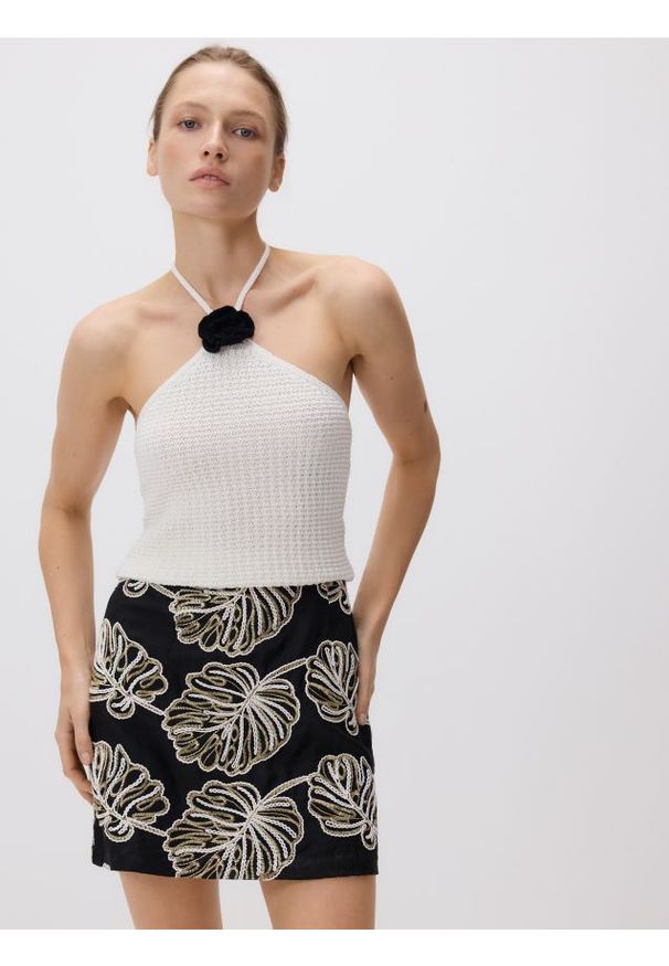 Reserved - Spódnica mini z haftem - czarny. Kolor: czarny. Materiał: tkanina. Wzór: haft