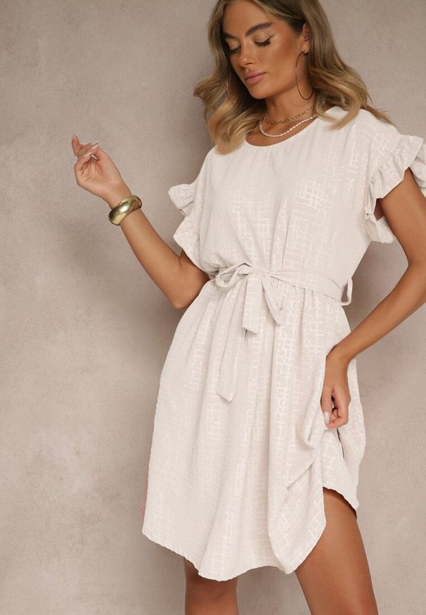 Renee - Jasnobeżowa Sukienka z Paskiem i Falbankami przy Rękawach Folunelle. Okazja: na co dzień. Typ kołnierza: kołnierz z falbankami. Kolor: beżowy. Styl: elegancki, casual, klasyczny