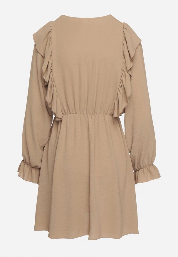 Born2be - Ciemnobeżowa Rozkloszowana Sukienka o Kopertowym Kroju z Falbankami Celonara. Okazja: na imprezę. Typ kołnierza: kołnierz z falbankami. Kolor: beżowy. Typ sukienki: kopertowe. Styl: elegancki