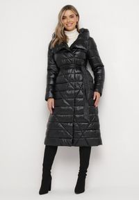 Born2be - Czarna Kurtka za Kolano z Wiązanym Paskiem i Kapturem Chlyrie. Kolor: czarny. Materiał: materiał. Długość: długie. Sezon: zima, jesień #2