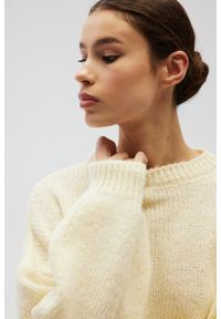 Marsala - Sweter oversize z bufiastymi rękawami w kolorze BUTTER YELLOW - RIVERO-UNI. Okazja: na co dzień. Materiał: wełna, akryl. Sezon: zima, lato, jesień, wiosna. Styl: casual