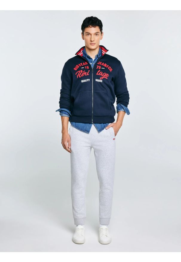 Big-Star - Bluza męska rozpinana z dużą aplikacją granatowa Shon 403. Okazja: na co dzień. Typ kołnierza: kołnierzyk stójkowy. Kolor: niebieski. Materiał: poliester, bawełna, dzianina. Wzór: aplikacja. Styl: casual