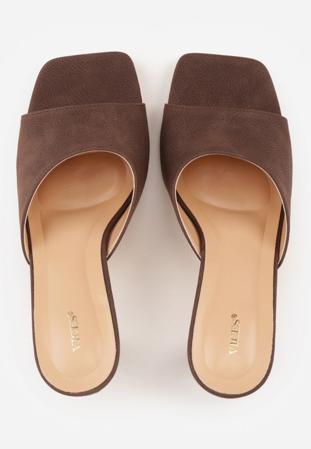 Born2be - Brązowe Klapki Vices na Szpilce z Kwadratowym Noskiem Mevialia. Okazja: na co dzień. Kolor: brązowy. Materiał: skóra. Wzór: kwiaty. Obcas: na szpilce. Styl: casual, elegancki. Wysokość obcasa: średni