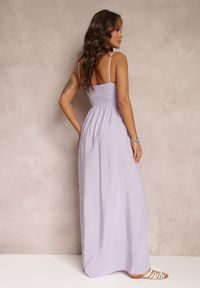 Renee - Fioletowa Bawełniana Sukienka Maxi z Szydełkową Górą i Gumkami na Plecach Jennesia. Kolor: fioletowy. Materiał: bawełna. Długość rękawa: na ramiączkach. Sezon: lato, wiosna. Długość: maxi