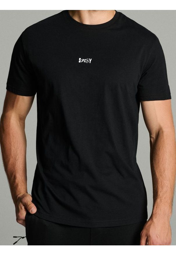 Sinsay - Bawełniana koszulka z nadrukiem - czarny. Kolor: czarny. Materiał: bawełna. Wzór: nadruk