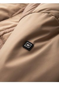 Ombre Clothing - Długa pikowana kurtka męska z dużymi kieszeniami – beżowa V2 - Rozmiar: XXL. Typ kołnierza: kaptur. Kolor: beżowy. Materiał: tkanina, poliester, materiał, syntetyk, nylon. Długość: długie. Wzór: gładki, aplikacja #4
