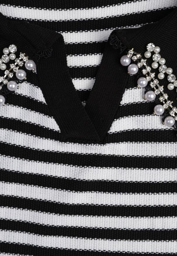 Renee - Czarno-Biała Wiskozowa Bluzka w Paski ze Zdobieniami na Kołnierzyku Veniala. Okazja: na spotkanie biznesowe. Kolor: czarny. Materiał: wiskoza. Długość rękawa: krótki rękaw. Długość: krótkie. Wzór: paski, aplikacja. Styl: biznesowy, retro, elegancki