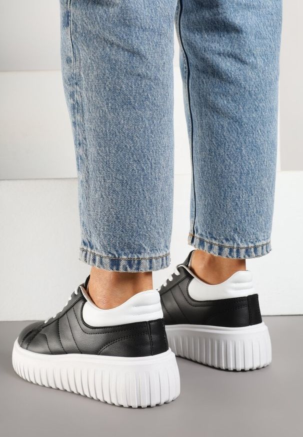 Renee - Czarno-Białe Sneakersy na Platformie Ozdobionej Tłoczonej Zdivona. Okazja: na co dzień. Zapięcie: sznurówki. Kolor: czarny. Wzór: aplikacja. Obcas: na platformie