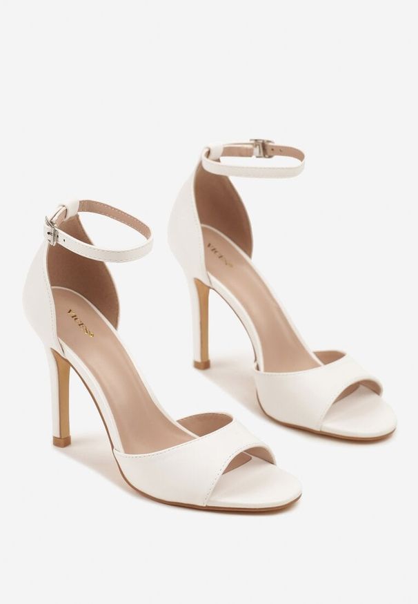 Born2be - Białe Sandały Vices na Szpilce ze Sprzączką Reyah. Okazja: na wesele, na ślub cywilny. Zapięcie: sprzączka. Kolor: biały. Obcas: na szpilce. Styl: wizytowy, klasyczny