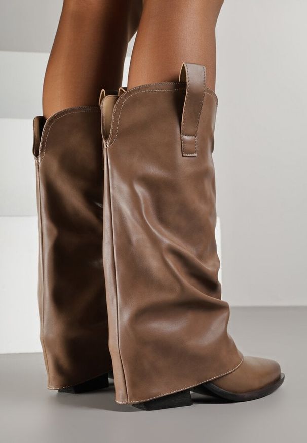 Born2be - Brązowe Marszczone Kozaki Typu Kowbojki na Stożkowym Obcasie z Wywiniętą Cholewką Esvela. Okazja: na co dzień. Kolor: beżowy. Materiał: jeans. Szerokość cholewki: normalna. Obcas: na obcasie. Styl: casual, elegancki. Wysokość obcasa: średni