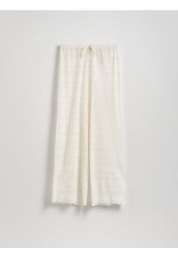 Reserved - Strukturalne spodnie - kremowy. Kolor: kremowy. Materiał: dzianina, bawełna #1