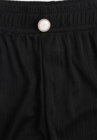 Born2be - Czarne Szerokie Spodnie z Teksturalnej Tkaniny z Ozdobnym Guzikiem Liphia. Okazja: do pracy, na co dzień, na spotkanie biznesowe. Stan: podwyższony. Kolor: czarny. Materiał: tkanina. Długość: długie. Styl: biznesowy, casual #2