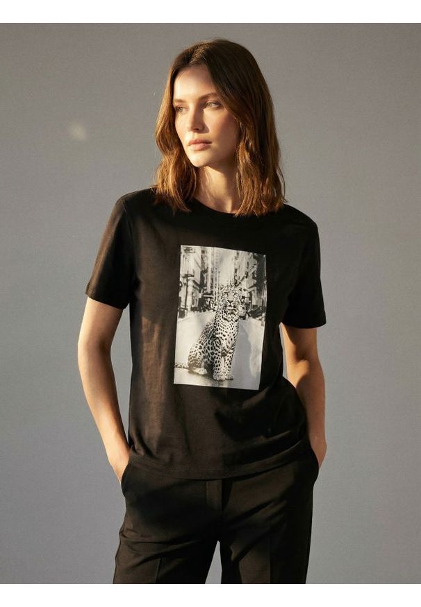 Sinsay - Bawełniana koszulka z nadrukiem - szary. Kolor: szary. Materiał: bawełna. Wzór: nadruk