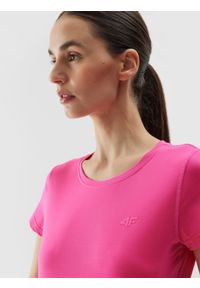 4f - Koszulka treningowa z materiału z recyklingu damska - różowa. Kolor: różowy. Materiał: materiał. Długość rękawa: krótki rękaw. Długość: krótkie. Wzór: gładki, jednolity, ze splotem. Sport: joga i pilates, fitness