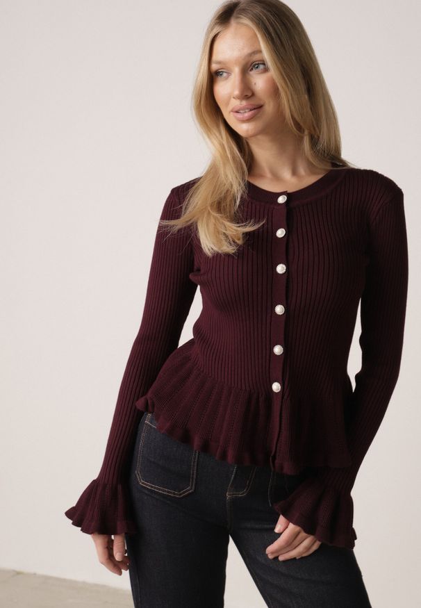 Born2be - Bordowy Elegancki Kardigan z Wiskozy z Falbankami i Guzikami z Cyrkoniami Orsea. Okazja: na co dzień. Typ kołnierza: kołnierz z falbankami. Kolor: czerwony. Materiał: wiskoza. Wzór: aplikacja. Styl: elegancki